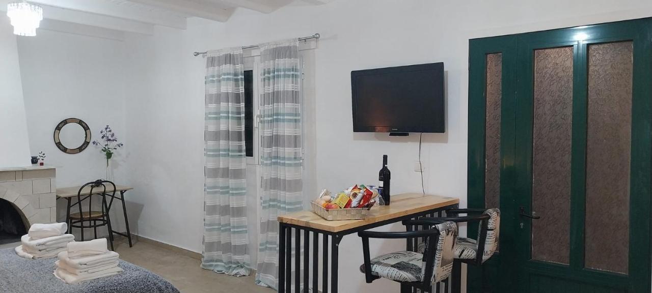 Appartement Lovely In With Its Own Pool Strinilas